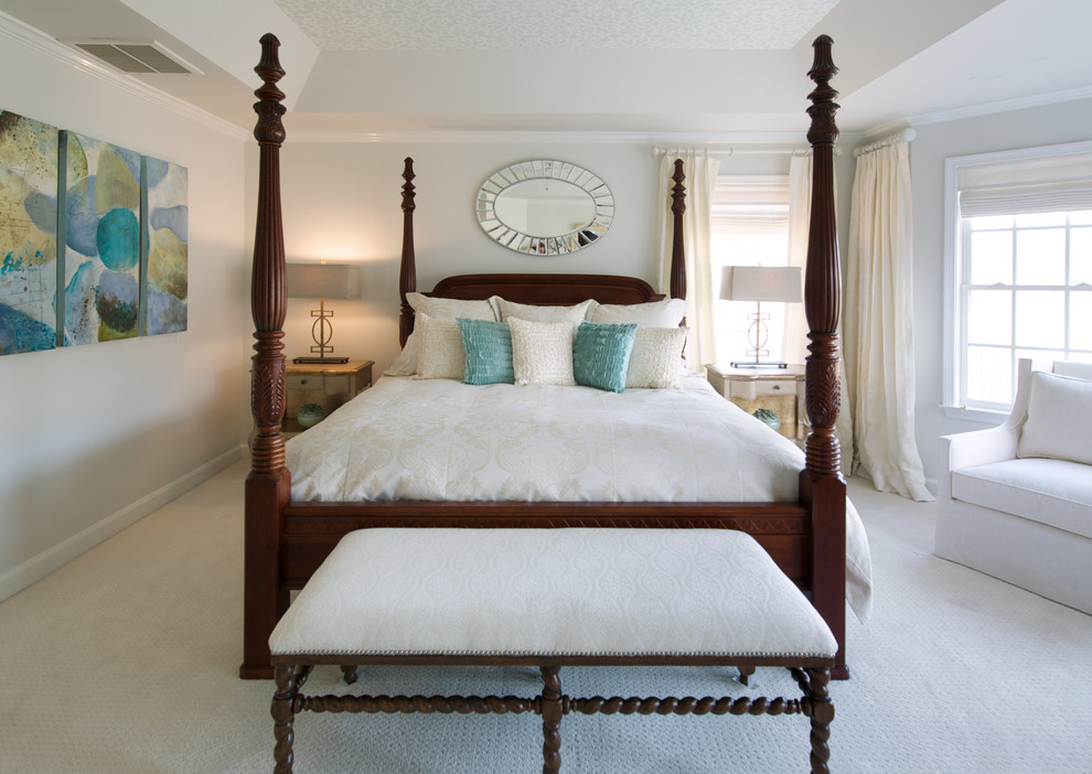 ワシントンD.C.にある中くらいなコンテンポラリースタイルのおしゃれな主寝室 (白い壁、カーペット敷き、暖炉なし、白い床)