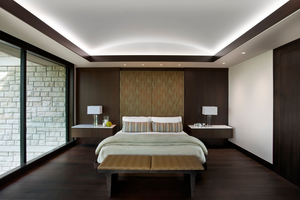 Идея дизайна: хозяйская спальня среднего размера в современном стиле с белыми стенами и темным паркетным полом