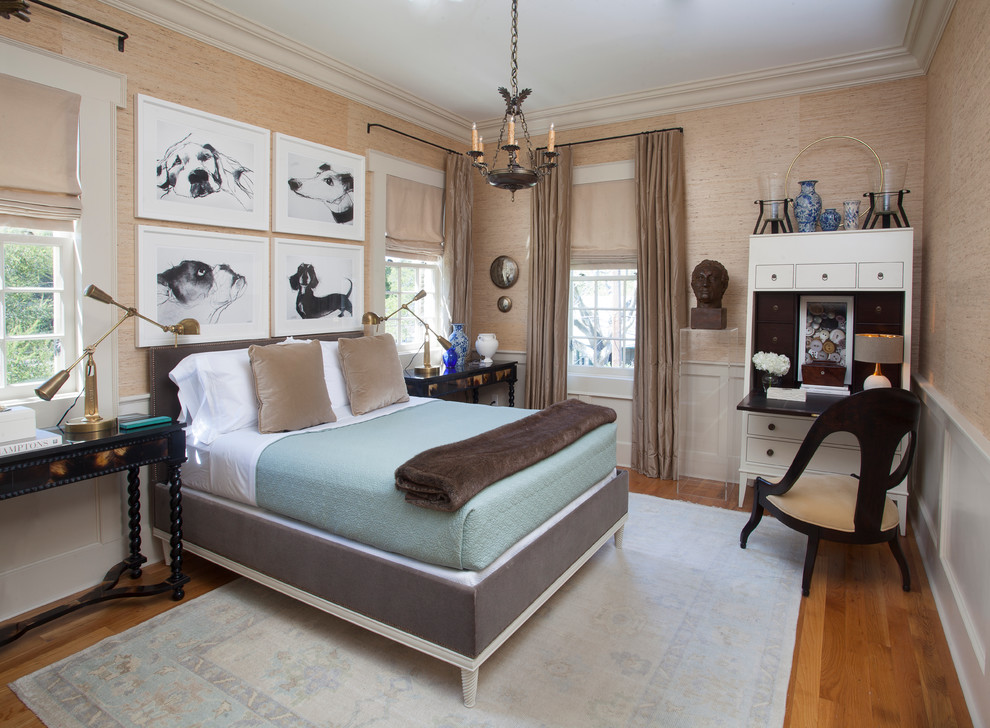 Foto de habitación de invitados clásica sin chimenea con paredes beige, suelo de madera en tonos medios y con escritorio