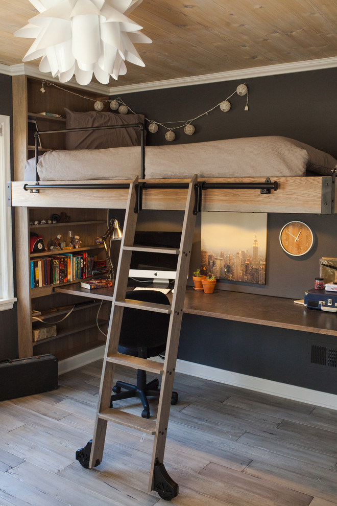 Foto di una camera da letto tradizionale di medie dimensioni con parquet chiaro, pavimento grigio, pareti grigie e nessun camino