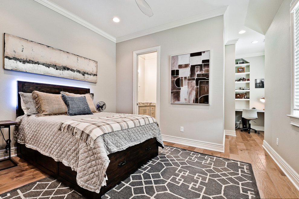 他の地域にある広いトランジショナルスタイルのおしゃれな客用寝室 (白い壁、淡色無垢フローリング、格子天井) のインテリア