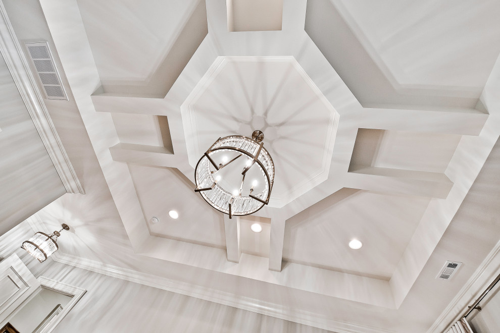 На фото: большая хозяйская спальня в стиле неоклассика (современная классика) с белыми стенами, светлым паркетным полом и кессонным потолком