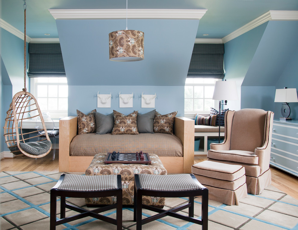 На фото: большая спальня в классическом стиле с синими стенами и светлым паркетным полом без камина с