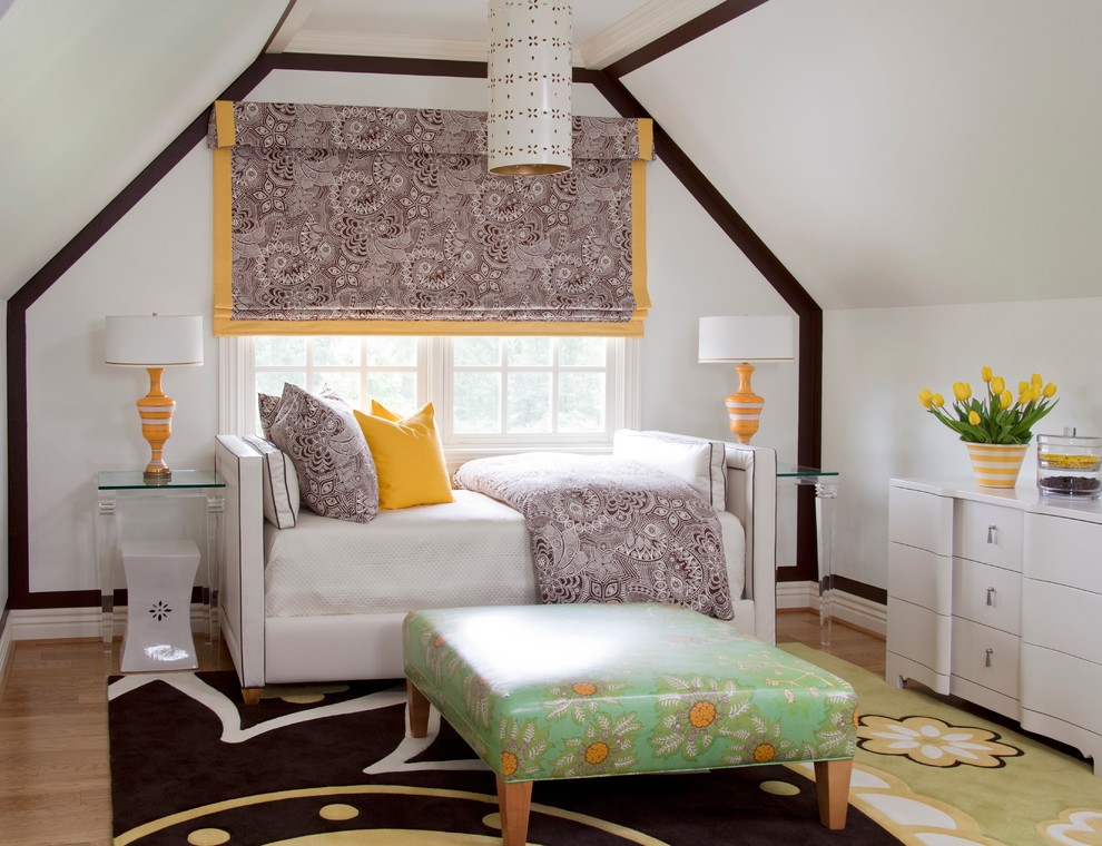 Idéer för ett stort klassiskt sovrum, med vita väggar och ljust trägolv