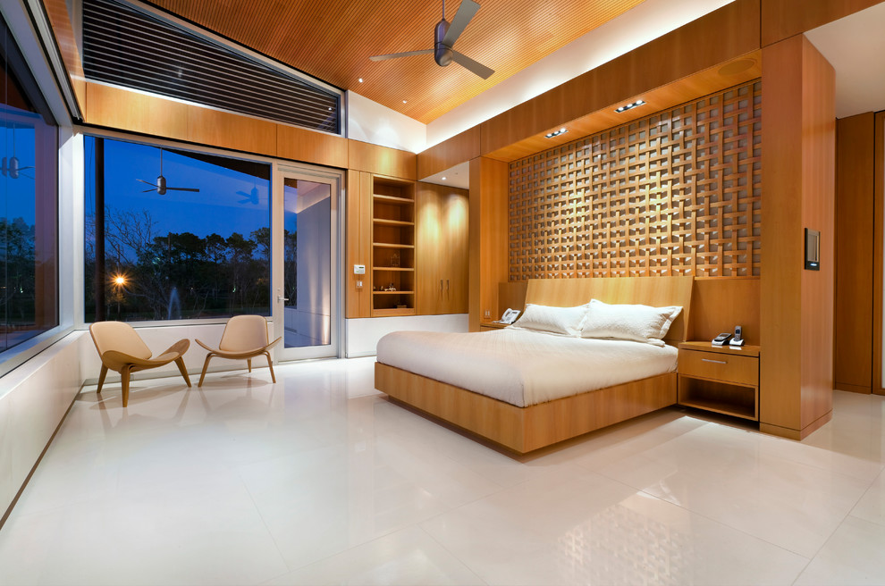 Modernes Hauptschlafzimmer mit brauner Wandfarbe, Kalkstein und weißem Boden in Houston