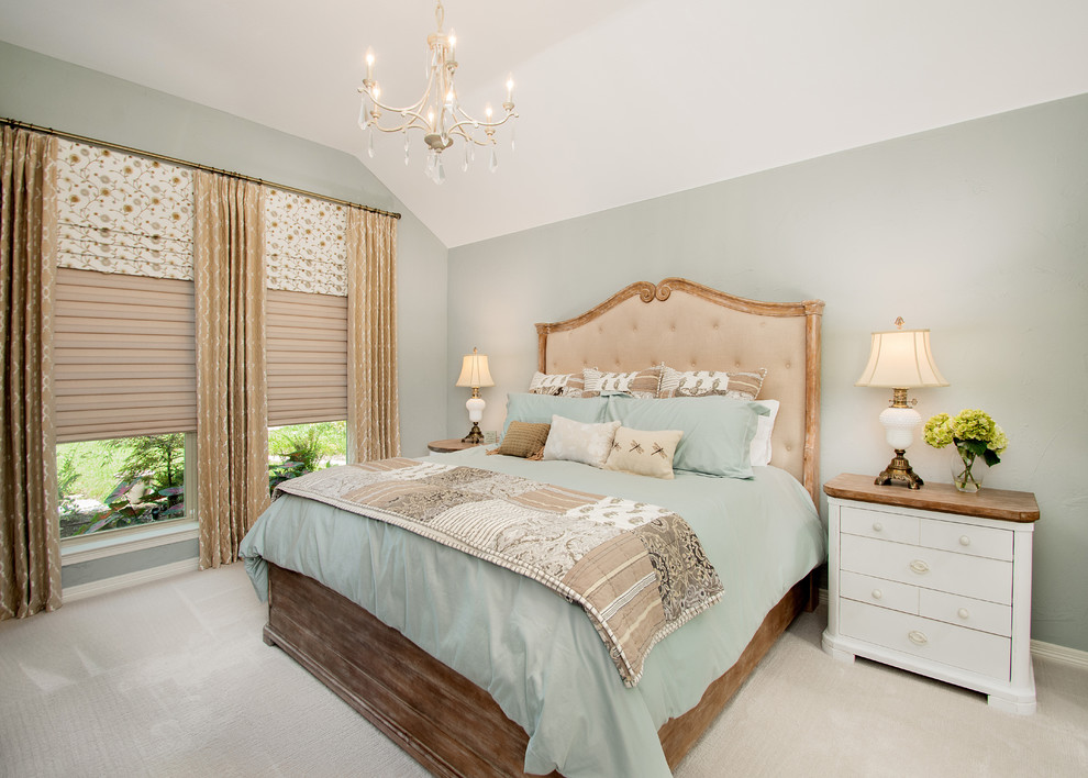 Свежая идея для дизайна: хозяйская спальня среднего размера в стиле неоклассика (современная классика) с ковровым покрытием, бежевым полом и зелеными стенами - отличное фото интерьера