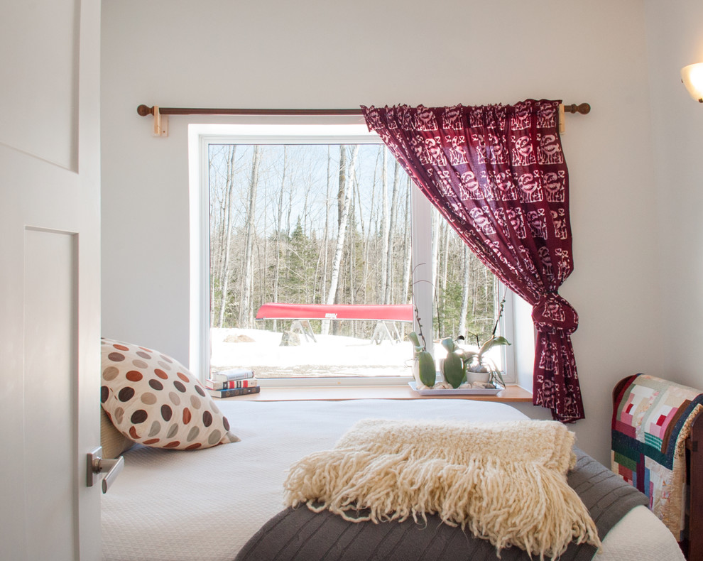 Свежая идея для дизайна: гостевая спальня среднего размера, (комната для гостей) в стиле фьюжн с белыми стенами и бетонным полом - отличное фото интерьера