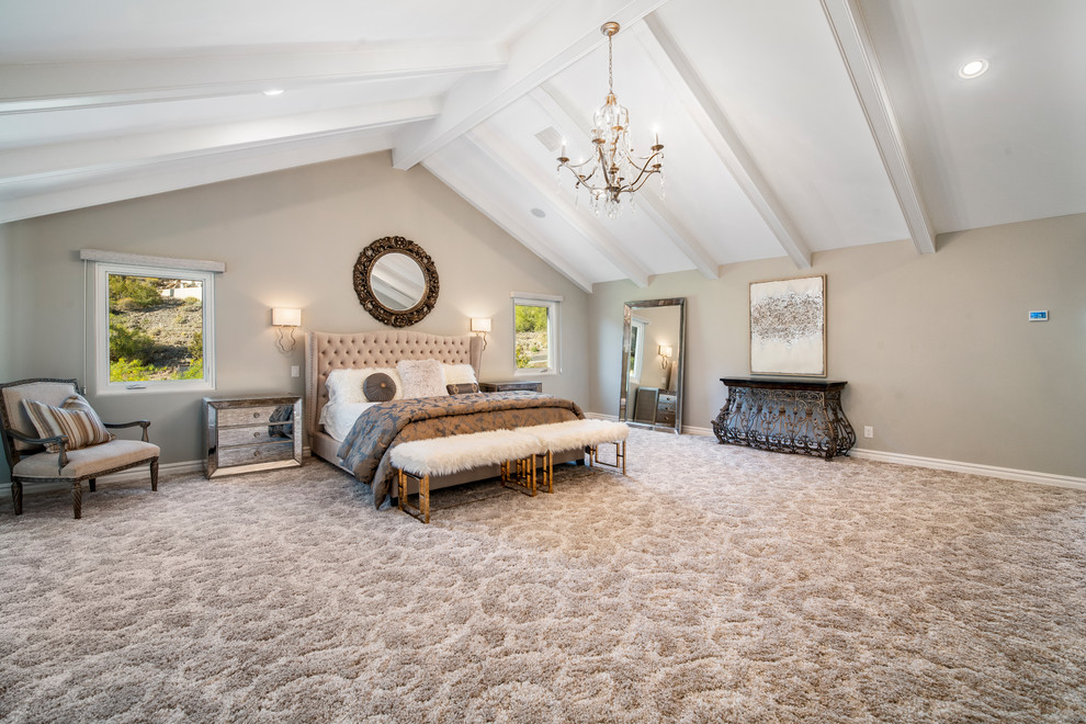 На фото: большая хозяйская спальня в стиле неоклассика (современная классика) с серыми стенами, ковровым покрытием, стандартным камином, фасадом камина из бетона и коричневым полом с