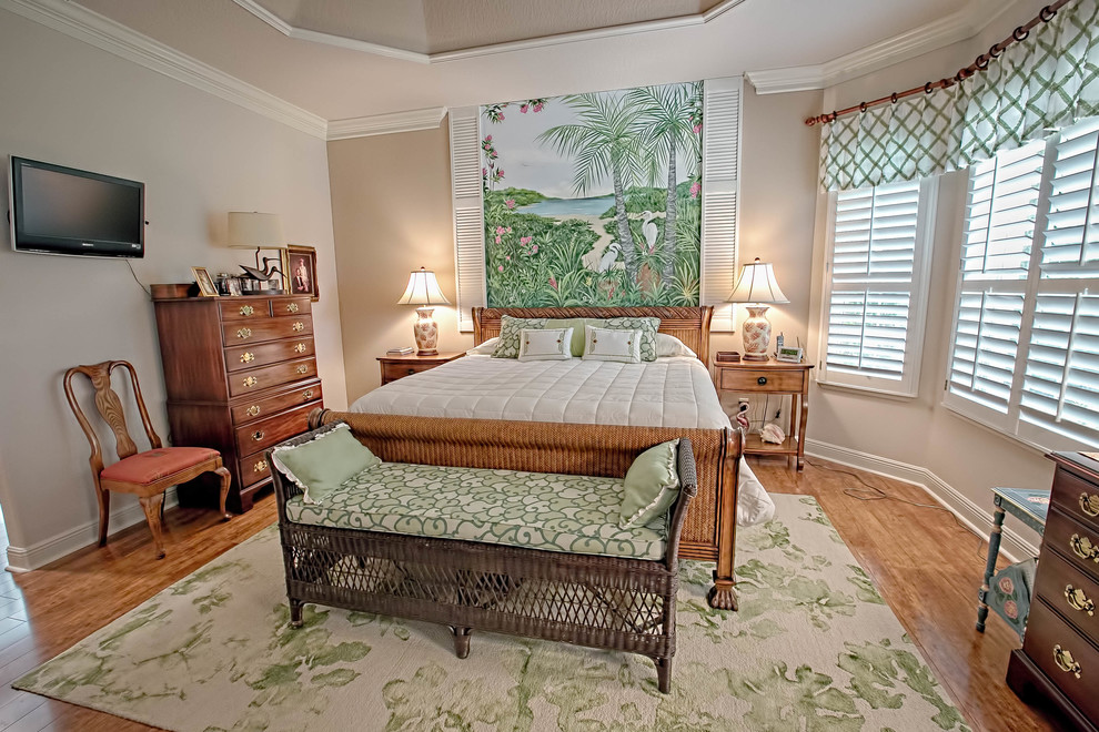 Bild på ett tropiskt sovrum, med beige väggar och mellanmörkt trägolv