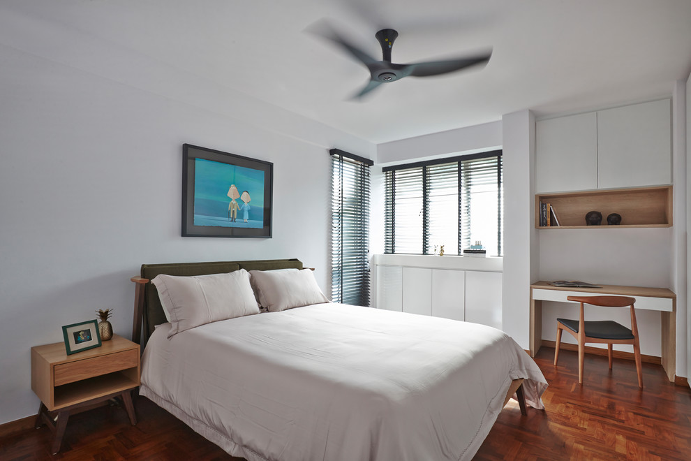 Modernes Hauptschlafzimmer mit weißer Wandfarbe, braunem Holzboden und braunem Boden in Singapur