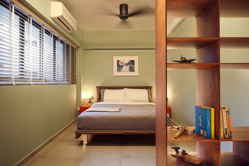 Идея дизайна: маленькая хозяйская спальня в стиле модернизм с зелеными стенами для на участке и в саду