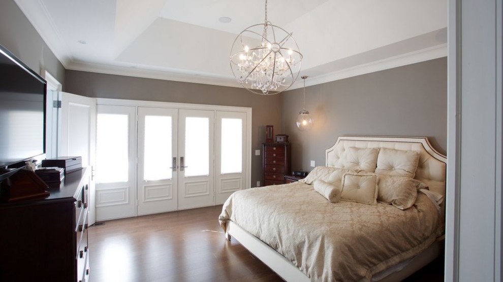 Foto de dormitorio principal tradicional renovado grande con paredes grises y suelo de madera oscura