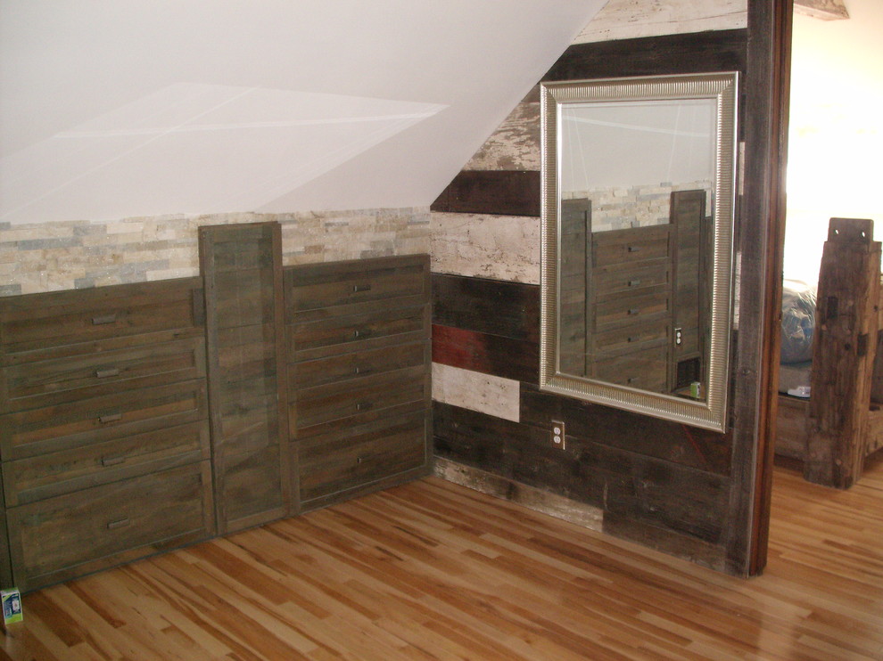 クリーブランドにあるインダストリアルスタイルのおしゃれな寝室のインテリア