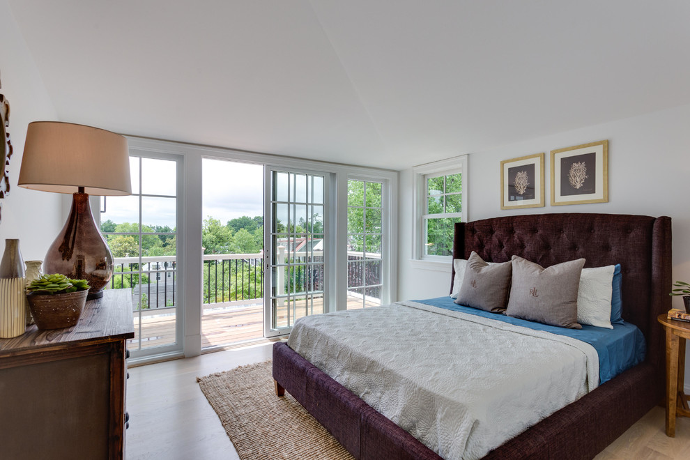 Foto de habitación de invitados tradicional de tamaño medio con paredes blancas y suelo de madera en tonos medios