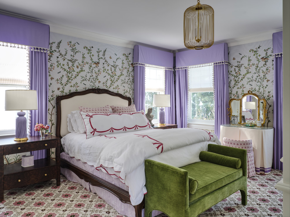 Immagine di una camera da letto tradizionale con pareti viola, moquette e pavimento multicolore