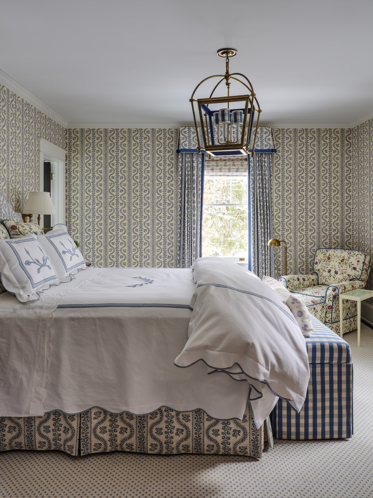 Foto di una camera da letto classica con pareti multicolore, moquette e pavimento beige