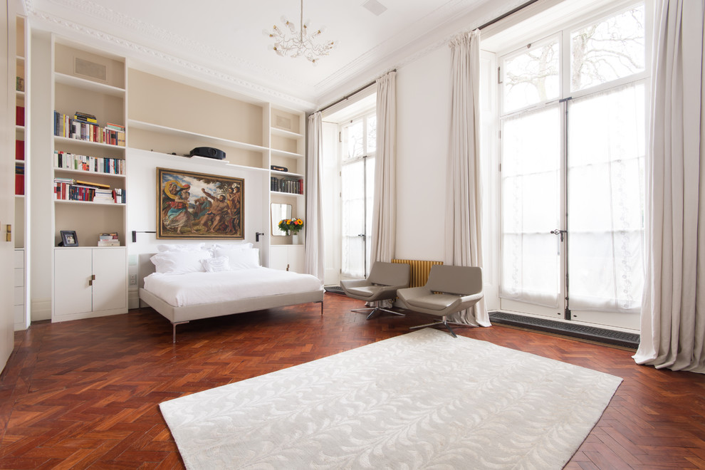 Ejemplo de dormitorio principal contemporáneo extra grande con paredes blancas, suelo de madera en tonos medios y suelo marrón