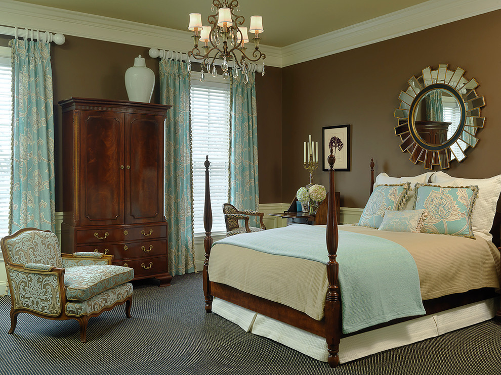 Стильный дизайн: хозяйская спальня среднего размера в классическом стиле с коричневыми стенами и ковровым покрытием без камина - последний тренд