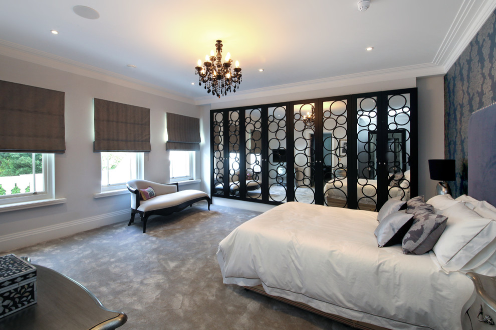 サリーにある中くらいなトラディショナルスタイルのおしゃれな寝室 (グレーの壁、カーペット敷き、グレーの床) のインテリア