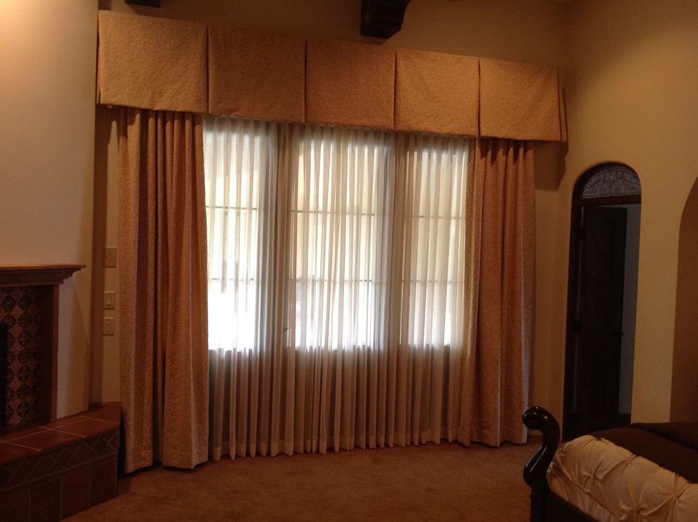 Ejemplo de dormitorio principal tradicional renovado de tamaño medio sin chimenea con paredes beige y moqueta