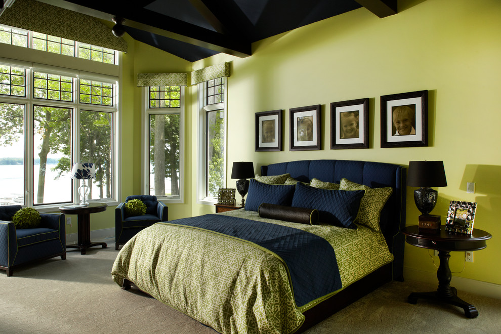 Idéer för ett klassiskt sovrum, med gula väggar och heltäckningsmatta