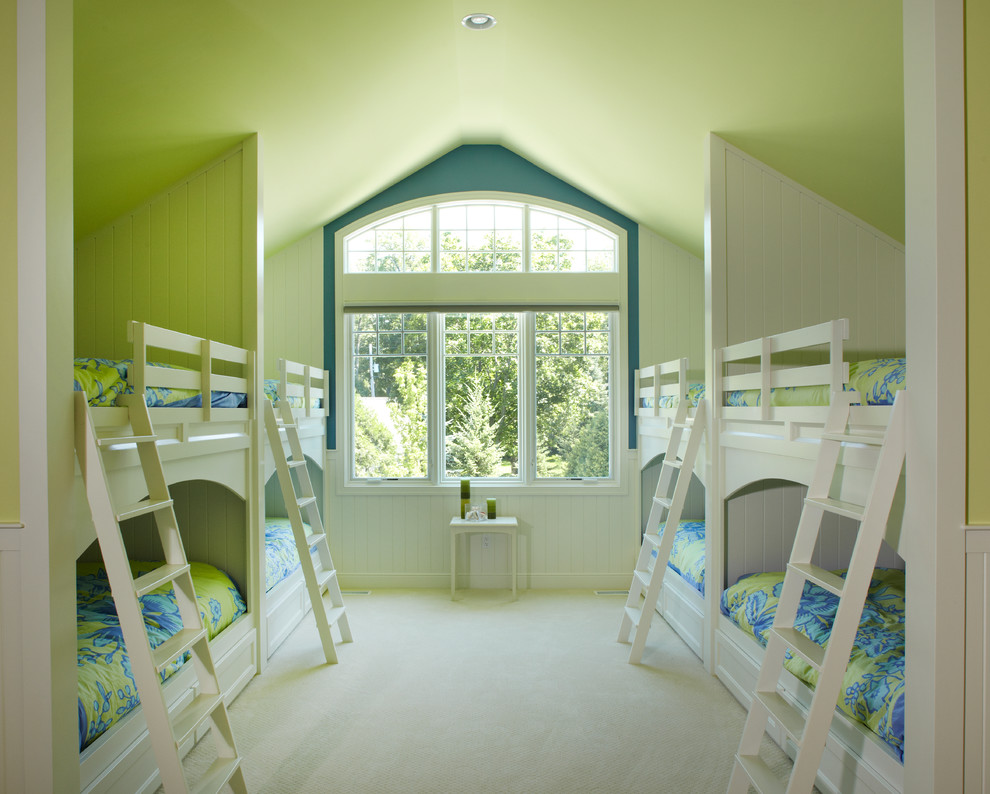 Пример оригинального дизайна: гостевая спальня (комната для гостей), среднего размера в классическом стиле с зелеными стенами, ковровым покрытием и бежевым полом