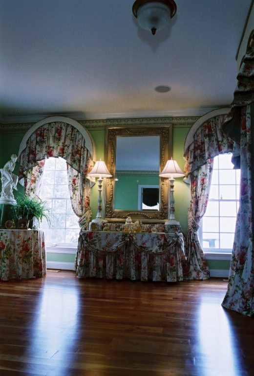 Großes Klassisches Hauptschlafzimmer mit grüner Wandfarbe, hellem Holzboden, Kamin und Kaminumrandung aus Stein in Philadelphia