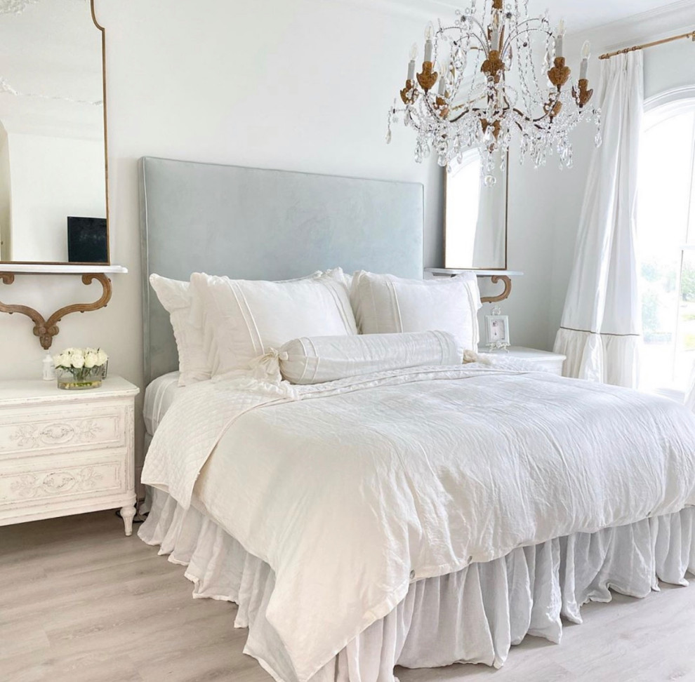 Idee per una camera matrimoniale con pareti bianche, parquet chiaro e pavimento beige