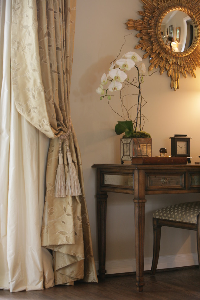 Foto de dormitorio clásico con paredes beige y suelo de madera oscura