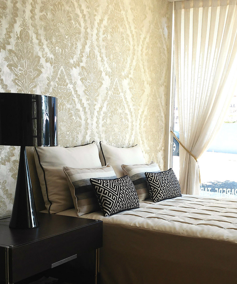 Modelo de habitación de invitados clásica renovada de tamaño medio con paredes beige