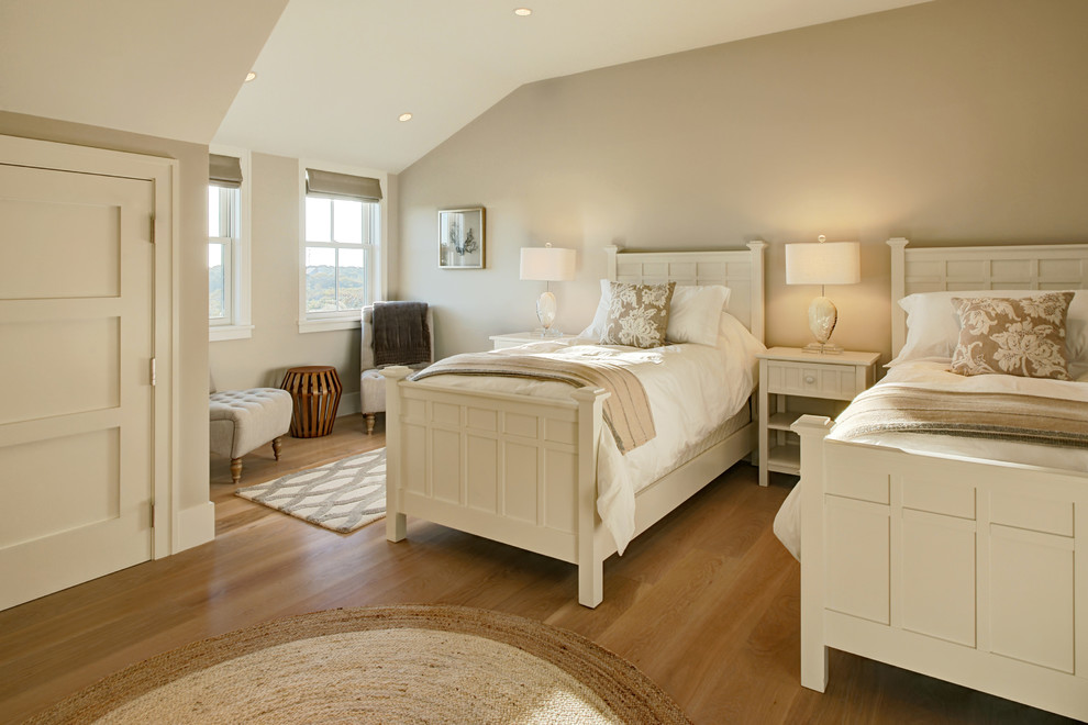 Стильный дизайн: гостевая спальня (комната для гостей) в морском стиле с коричневыми стенами, паркетным полом среднего тона и коричневым полом - последний тренд