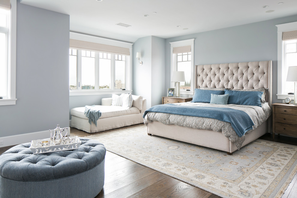Klassisches Schlafzimmer mit blauer Wandfarbe und dunklem Holzboden in Orange County