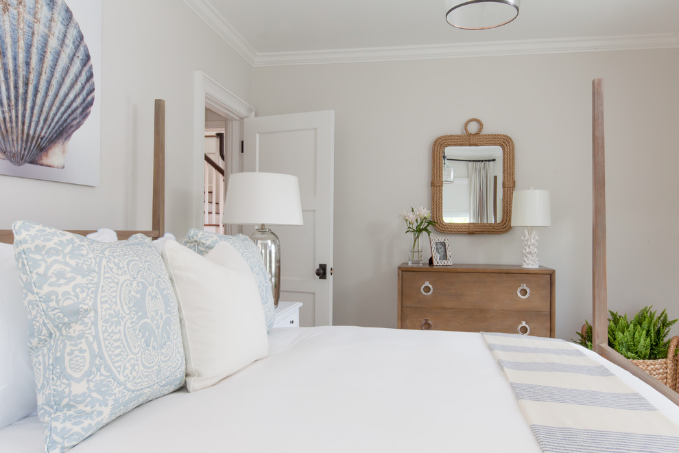 Источник вдохновения для домашнего уюта: большая хозяйская спальня в морском стиле с синими стенами, ковровым покрытием и бежевым полом без камина