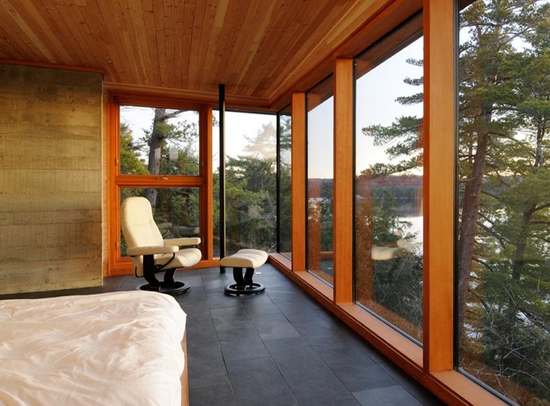 Стильный дизайн: большая хозяйская спальня в стиле модернизм с бежевыми стенами и полом из сланца без камина - последний тренд