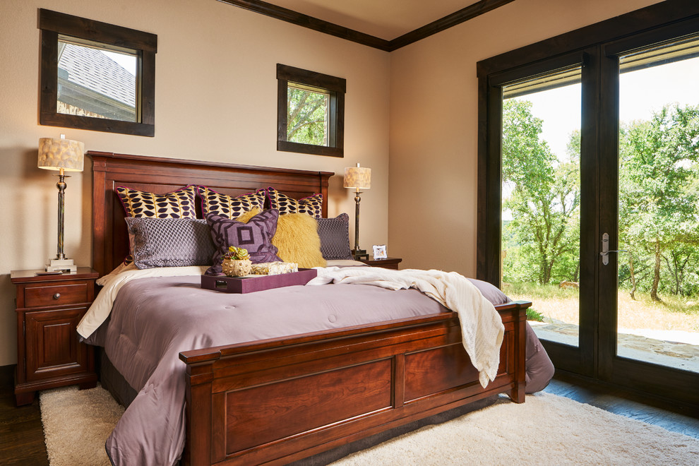 Modelo de habitación de invitados clásica grande con paredes beige, suelo de madera oscura y suelo marrón