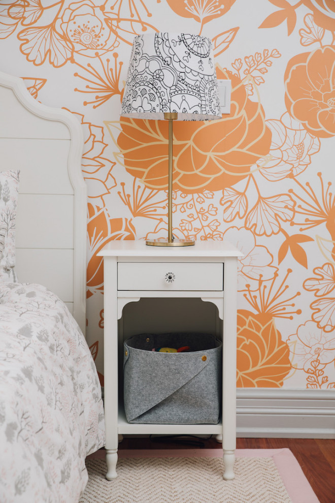 トロントにある小さなコンテンポラリースタイルのおしゃれな寝室 (オレンジの壁、濃色無垢フローリング、茶色い床)