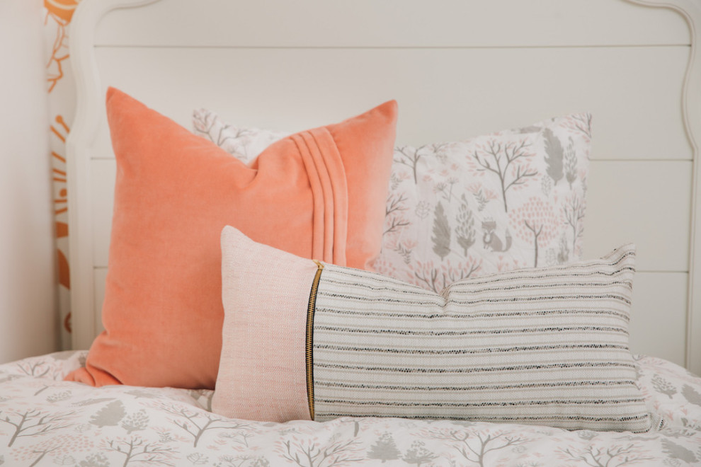 トロントにある小さなコンテンポラリースタイルのおしゃれな寝室 (オレンジの壁、濃色無垢フローリング、茶色い床) のレイアウト