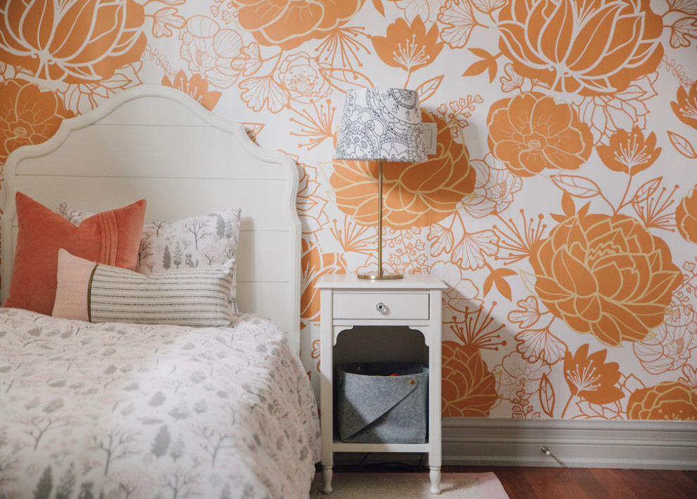 Ejemplo de dormitorio actual pequeño con parades naranjas, suelo de madera oscura y suelo marrón