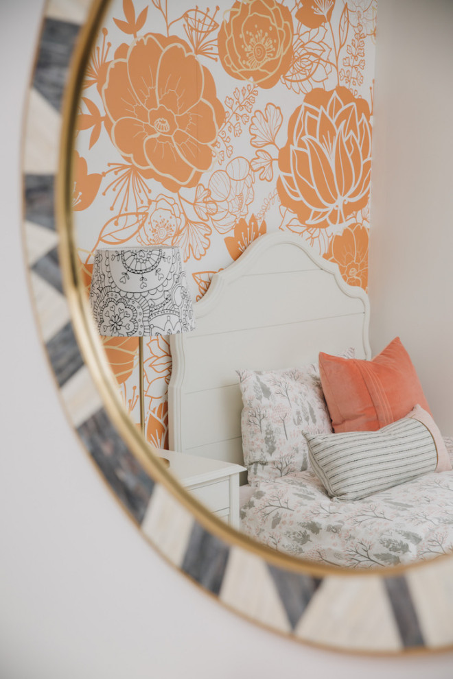 Idée de décoration pour une petite chambre design avec un mur orange, parquet foncé et un sol marron.