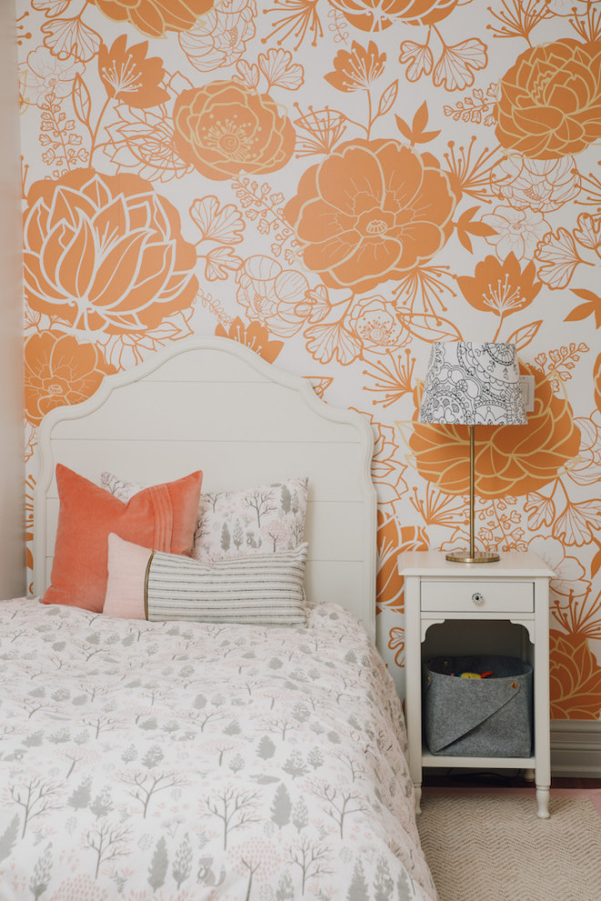 Foto di una piccola camera da letto contemporanea con pareti arancioni, parquet scuro e pavimento marrone