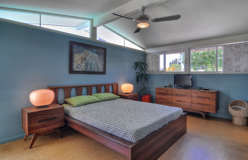 На фото: хозяйская спальня среднего размера в стиле ретро с синими стенами с