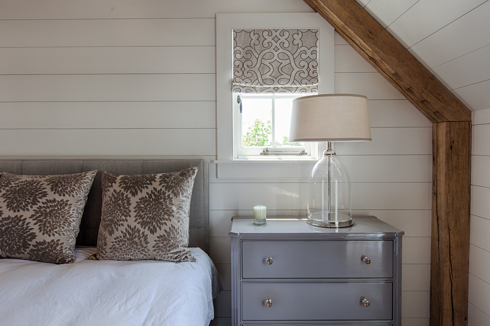 На фото: большая хозяйская спальня в морском стиле с белыми стенами и светлым паркетным полом без камина