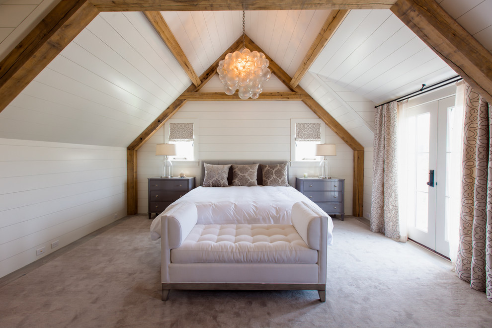 Свежая идея для дизайна: большая хозяйская спальня в морском стиле с белыми стенами и ковровым покрытием без камина - отличное фото интерьера