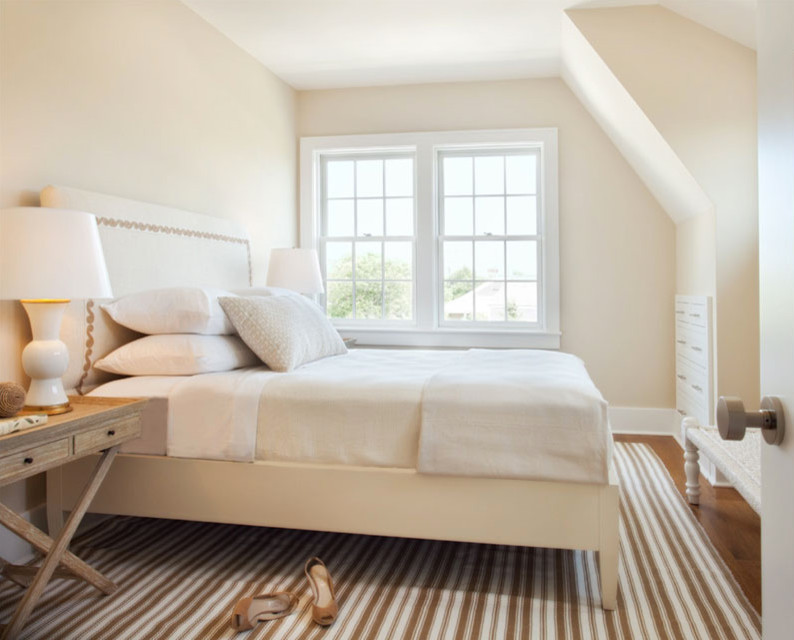 Immagine di una camera da letto contemporanea con pareti verdi, pavimento in legno massello medio e nessun camino