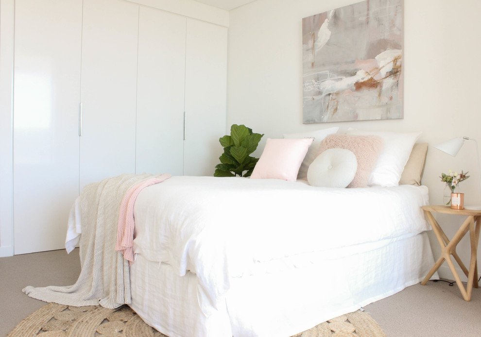 ウーロンゴンにある中くらいな北欧スタイルのおしゃれな客用寝室 (白い壁、カーペット敷き) のインテリア