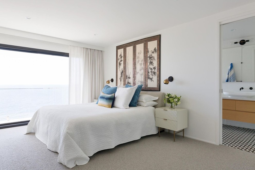 Пример оригинального дизайна: хозяйская спальня в современном стиле с белыми стенами, ковровым покрытием и серым полом