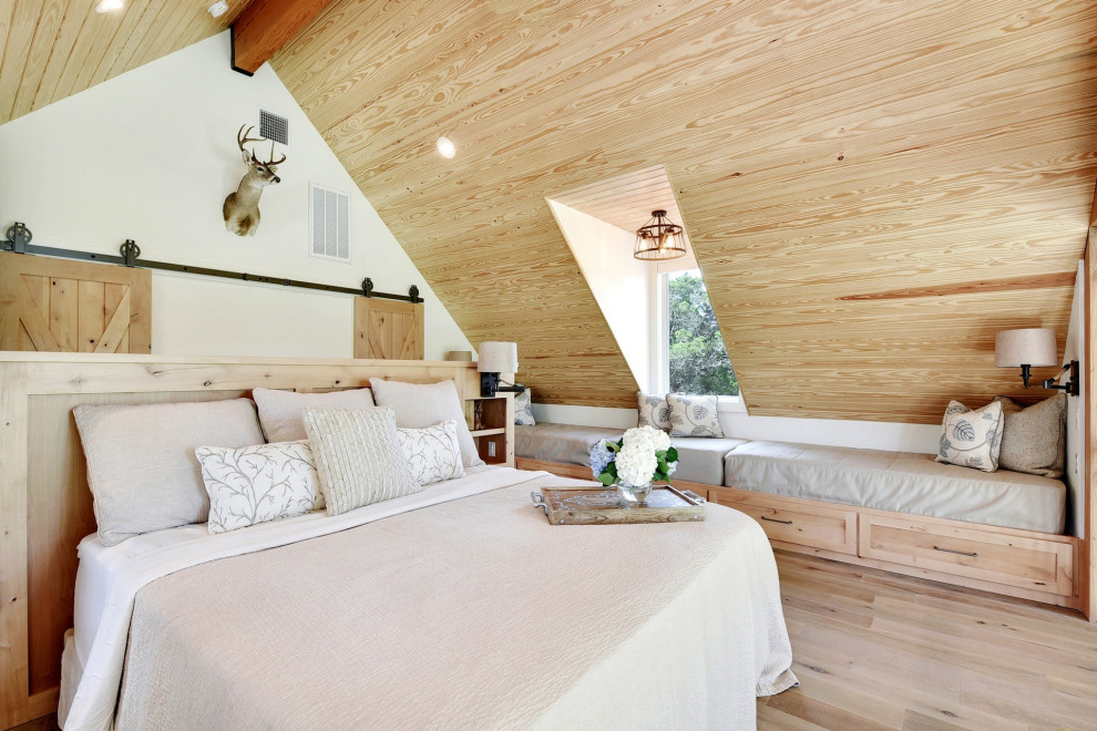 Источник вдохновения для домашнего уюта: спальня в стиле кантри с белыми стенами, светлым паркетным полом и бежевым полом