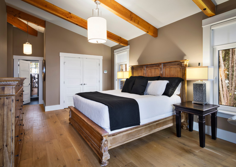 Idee per una camera da letto chic con pareti marroni e pavimento in legno massello medio