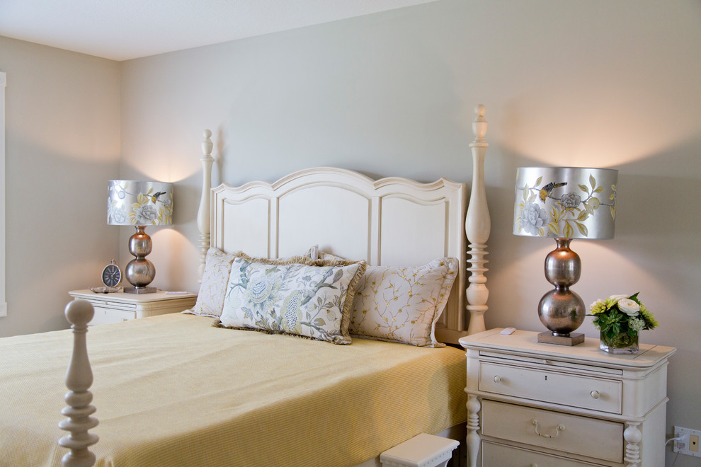 Ejemplo de dormitorio principal costero de tamaño medio con paredes beige y suelo de baldosas de cerámica