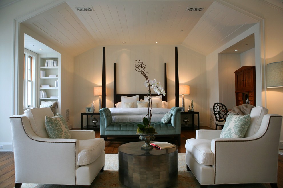 ロサンゼルスにあるトラディショナルスタイルのおしゃれな寝室 (白い壁)